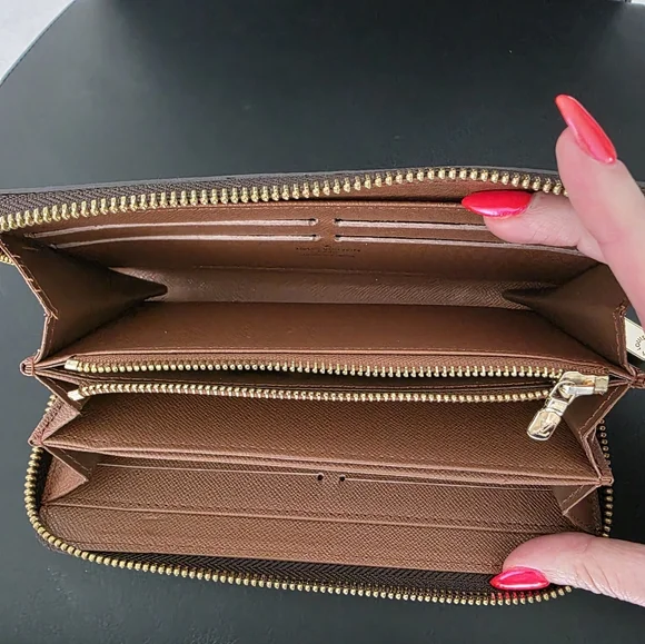 Authentic Louis Vuitton Zippy Monogram Wallet - Picture 7 of 8
